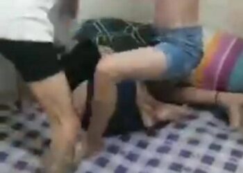 TANGKAP layar video memaparkan sekumpulan lelaki sedang memukul seorang lelaki lain dalam sebuah rumah dipercayai berlaku di Seremban yang tular di Facebook sejak semalam.