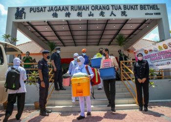 PETUGAS kesihatan membawa peralatan dan vaksin untuk melakukan proses suntikan vaksin kepada golongan warga emas di Pusat Jagaan Rumah Orang Tua Bukit Bethel, Kuala Nerang, Padang Terap, hari ini. -
UTUSAN/ SHAHIR NOORDIN