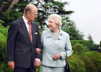 PUTERA PHILIP berjalan berpimpingan tangan dengan Ratu Elizabeth II. -AFP