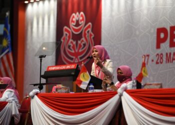 ZAHIDA Zarik Khan menyampaikan  ucapan dasar Perhimpunan Pergerakan Puteri UMNO di PWTC, Kuala Lumpur, hari ini.