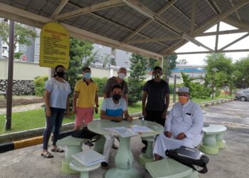 AHMAD Puzi Ab. Kahar (kanan) bersama beberapa penghuni kondominium Endah Regal, Sri Petaling, Kuala Lumpur yang memohon  AGM diadakan.