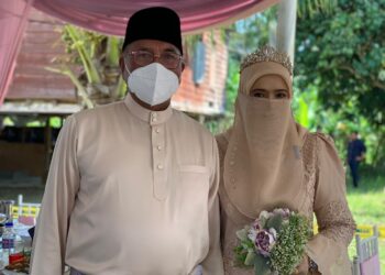 MOHAMAD Fuzi Harun dan Sri Noraesyah Shaari pada majlis meraikan pernikahan mereka di Kampung Tua, Lambor Kanan di Parit, Perak, hari ini.