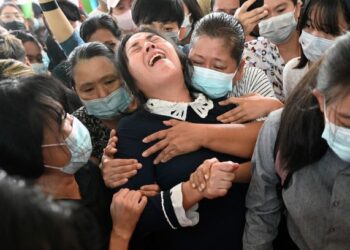 SEORANG wanita tidak dapat menahan kesedihan selepas anaknya terbunuh akibat ditembak pasukan keselamatan di Yangon, Myanmar. - AFP