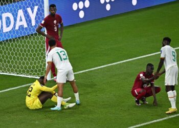 REAKSI pemain Qatar dan Senegal sejurus tamat perlawanan Kumpulan A di Stadium Al-Thumama, Doha. - AFP