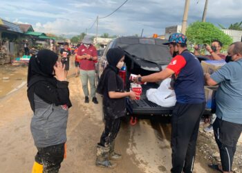 SKUAD Warga Prihatin LEP dengan kerjasama QSR Brands mengagihkan pek KFC kepada mangsa banjir di sekitar Hulu Langat, Selangor.