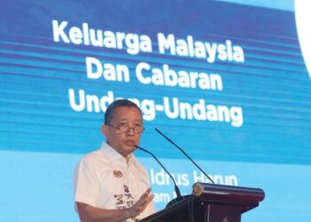 IDRUS Harun berucap pada Simposium Keluarga Malaysia Pencapaian dan Harapan di Pusat Konvensyen Antarabangsa Putrajaya (PICC) pada 21 Ogos lalu. - UTUSAN/FAISOL MUSTAFA