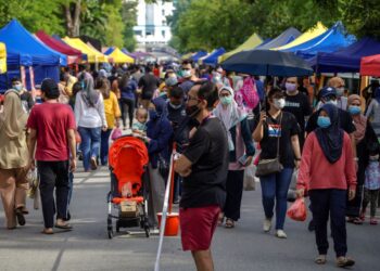 KEDENGARAN banyak rungutan tentang harga makanan di bazar Ramadan yang agak mahal dan tidak setimpal dengan kualiti mahupun kuantiti. – GAMBAR HIASAN/FARIZ RUSADIO