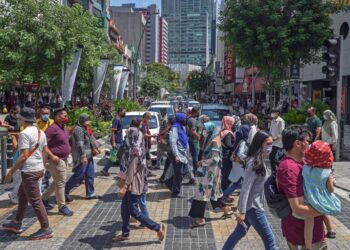 Sektor industri Malaysia dijangka terus berkembang tahun ini, disokong oleh inisiatif kerajaan yang kukuh. - GAMBAR HIASAN