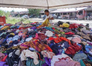 IBU bapa perlu menerapkan kepada anak-anak sifat berjimat cermat seperti menggunakan semula barang tidak perlu seperti pakaian lama yang boleh dibuat selimut atau alas meja. – UTUSAN/AMIR KHALID