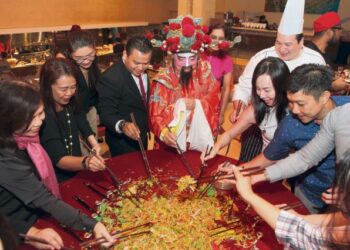 ISU kaum Cina masih menggunakan penyepit dijadikan pihak tertentu sebagai analogi untuk menggambarkan cabaran asimilasi kaum bukan Melayu di Malaysia. – GAMBAR HIASAN