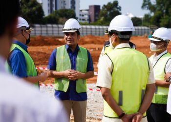 RADZI Jidin selepas menyempurnakan Majlis Pecah Tanah Sekolah Kebangsaan Putrajaya Presint 8(3), Putrajaya.