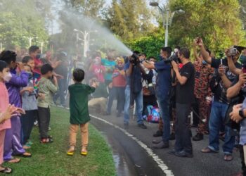 RADZI Md. Jidin (depan) menghadiri Program Berkhatan Komuniti Putrajaya di Presint 18, Putrajaya. -UTUSAN/SUBKHI SUDARJI