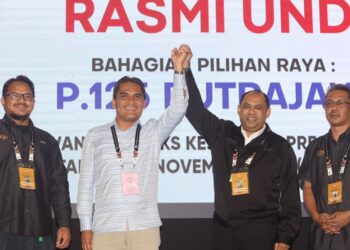 RADZI Jidin diumumkan menang kerusi Putrajaya di pusat penjumlahan undi di Dewan Kompleks Kejiranan Presint 9, Putrajaya. - UTUSAN/FAISOL MUSTAFA