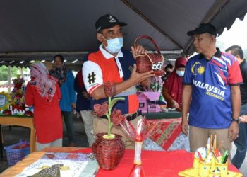 ABD. Rahim Muda (kiri) melawat gerai pameran kitar semula selepas merasmikan Hari Pembersihan Sedunia Peringkat Negeri Pahang di Kuantan, Pahang.