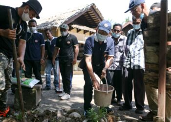 RAIS Yatim (tengah) menanam pokok ketika program gotong-royong bersama sukarelawan Yayasan Budi dan Orang Asli di Perkampungan Budaya Mah Meri di Pulau Carey, Selangor hari ini. -  UTUSAN/ ZULFADHLI ZAKI