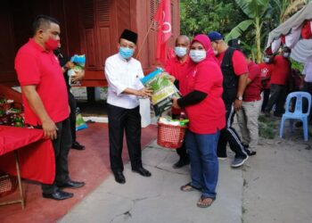 RAIS Yatim menyampaikan sumbangan bakul makanan kepada penduduk di Kampung Geylang di Simpang Pertang, Jelebu, Negeri Sembilan, hari ini.