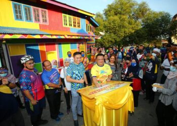 TUANKU Syed Faizuddin berkenan berangkat melancarkan fasa pertama 'Program Pengindahan dan Kempen Rakyat Perlis Hidup Bersih’) peringkat Kampung Seberang Ramai, Kuala Perlis, Perlis, hari ini.