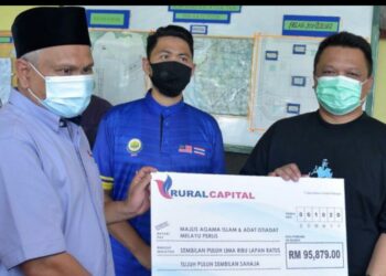 TUANKU Syed Faizuddin Putra Jamalullail (kanan) menerima persembahan sumbangan zakat perniagaan oleh Rural Capital Berhad di Kuala Perlis, Kangar, Perlis hari ini.