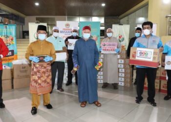 DR. ZULKIFLI Mohamad al-Bakri (tengah) dan Mohd. Ajib Ismail (dua dari kiri)  bersama-sama rakan strategik JAWI Food Bank yang turut menyumbang dalam program Musaadah Covid-19 di Kuala Lumpur, baru-baru ini.