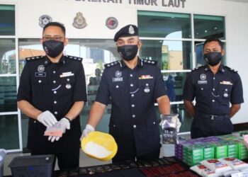 SOFFIAN Santong (tengah) menunjukkan dadah yang dirampas polis dalam serbuan di sebuah kondominium dalam sidang akhbar di Georgetown, Pulau Pinang hari ini. - FOTO/MOHAMMAD FIRDAUS AMRAN