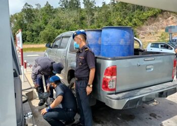 ANGGOTA Perdagangan Dalam Negeri dan Hal Ehwal Pengguna Cawangan Dungun merampas 615 liter minyak diesel di sebuah stesen minyak di Dungun, Terengganu, semalam.