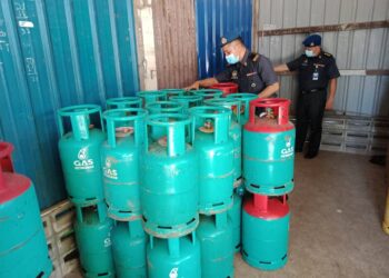 ANGGOTA penguatkuasa KPDNHEP merampas 46 tong LPG di sebuah stor disyaki tidak berlesen di Dungun hari ini.