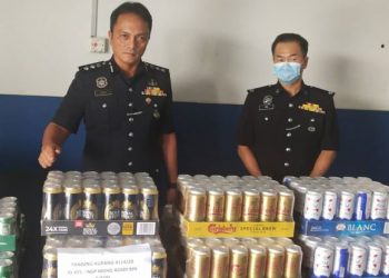 DZULKHAIRI Mukhtar (kiri) menunjukkan rampasan arak seludup dalam sidang akhbar di Ibu Pejabat Polis Iskandar Puteri, Johor hari ini. - FOTO/BAZLAN IBRAHIM