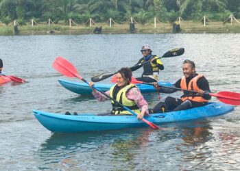 RAS Adiba Radzi (kiri) berkayak ketika menyertai  Program Santai Kayak bersama OKU di Tasik Akademi Bomba dan Penyelamat Malaysia Wilayah Utara di Tronoh dekat Batu Gajah hari ini. - UTUSAN/LIYANA RAMLI