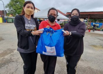 JESSICA Ong Hai Liaw (kiri) menyampaikan sumbangan UPNM terus kepada Abdul Rashid Abdul Rahman (tengah) di Mengkarak, Pahang hari ini. – IHSAN UPNM