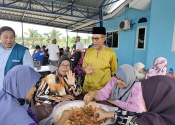 MOHD. Rashid Hasnon beramah mesra dengan penduduk Parit Gantung yang mengadakan Majlis Kenduri Sekampung di Surau Al-Falah,  Batu Pahat.