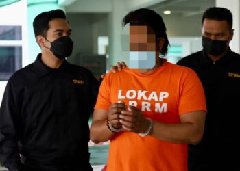 SEORANG pengurus syarikat dibawa ke Mahkamah Majistret Shah Alam hari ini bagi permohonan reman oleh SPRM berhubung tindakan meminta rasuah hampir RM1 juta untuk tawar perlindungan. - UTUSAN / ZULFADHLI ZAKI