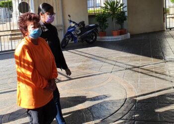 SEORANG wanita berusia 63  dibawa ke Mahkamah Majistret Georgetown, Pulau Pinang untuk mendapatkan perintah tahanan reman kerana disyaki menawarkan sogokan kepada anggota polis.