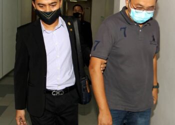 LEE Chee Heng (kanan) ketika hadir di Mahkamah Sesyen Johor Bahru, Johor. -UTUSAN/ BAAZLAN IBRAHIM