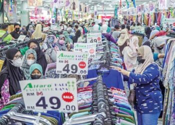 SEBAHAGIAN warga kota tidak melepaskan peluang berkunjung ke sekitar Jalan TAR, Kuala Lumpur untuk melakukan persiapan saat-saat akhir sebelum sambutan Hari Raya Aidilfitri. - MINGGUAN/AMIR KHALID