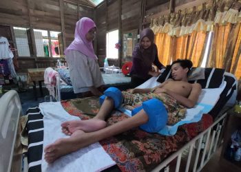 NURUL Adura Roslan bersama anaknya, Muhammad Ilman Farhan di rumah mereka di Kampung Gedang, Terachi, Kuala Pilah, Negeri Sembilan.