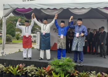 (Dari kiri) Azli Yusof, Mohd. Rafique, Hizatul Isham Jalil dan Afif Bahardin menjulang tangan selepas penamaan calon Parlimen Shah Alam di Dewan Teratai Seksyen 19, Selangor, hari ini.
- UTUSAN/ABDUL RAZAK IDRIS