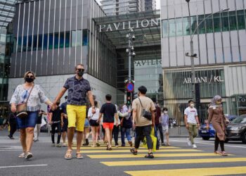 Orang ramai mengunjungi pusat beli-belah Pavalion di Bukit Bintang, Kuala Lumpur.  – UTUSAN/AMIR KHALID