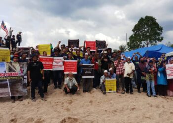 Penduduk mengangkat poster dan sepanduk pada Majlis Perhimpunan Memerdekakan Gunung Inas di Jambatan Bailey, Kampung Iboi, Kupang, hari ini.