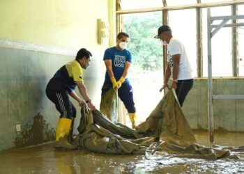 RADZI Md. Jidin menyertai kerja-kerja pembersihan di SMK Bentong, Pahang. - FB RADZI JIDIN