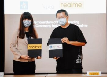 STELLA Lau dan Huang Hao (kanan) menunjukkan dokumen kerjasama antara SEGi dan realme Malaysia di Petaling Jaya, semalam.