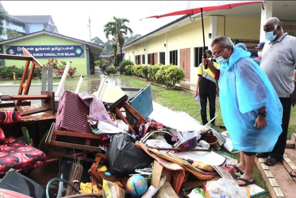 Warga Jabatan Pendaftaran Negara sokong Utusan dan Kosmo ...