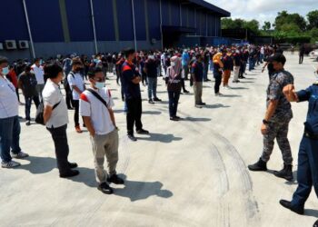 Pembukaan sektor ekonomi dalam skala besar menyukarkan usaha mengekang penularan Covid-19.