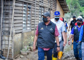 REEZAL Merican Naina Merican mengetuai pasukan sukarelawan melakukan pembersihan awam di beberapa lokasi terjejas banjir di Hulu Langat dan Sepang, Selangor. - IHSAN KPKT