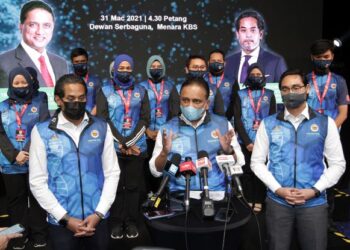 REEZAL Merican Naina Merican bercakap dalam sidang akhbar selepas Majlis Penyerahan Penugasan Sukarelawan Khidmat Sokongan Malaysia Vaccine Support Volunteers (MYVAC) di Menara KBS di Putrajaya, hari ini. - UTUSAN/FAISOL MUSTAFA