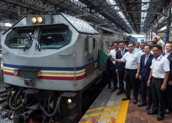 Anthony Loke Siew Fook  merasmikan pelancaran operasi kereta api yang membawa kontena atau kargo oleh COSCO Shipping Lines  di Platform 1, Stesen KTMB Kuala Lumpur semalam. – UTUSAN/AMIR KHALID