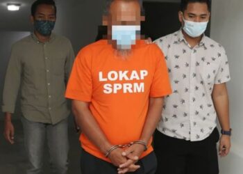 PEMILIK  syarikat perunding penyelenggaraan air direman tiga hari untuk membantu siasatan kes rasuah projek AKSB bernilai lebih RM851,000 di Kota Bharu hari ini.