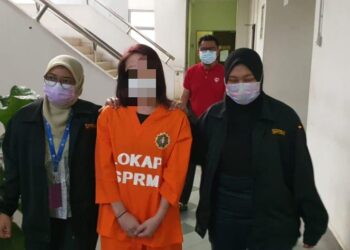 SUSPEK wanita berusia 44 tahun dibawah ke Mahkamah Shah Alam, Selangor hari ini bagi membantu siasatan menerima suapan RM101,999.00 bagi kontrak pembekalan hadiah di antara 2018 hingga 2019.