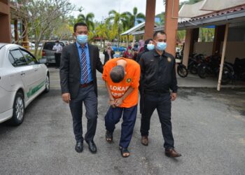 PENGARAH sebuah yayasan di Terengganu ditahan reman tujuh hari bagi membantu siasatan kes rasuah di Mahkamah Majistret Kuala Terengganu, Terengganu. - UTUSAN/PUQTRA HAIRRY ROSLI