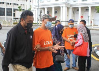 PEGAWAI kanan Jabatan Kejuruteraan di sebuah majlis perbandaran di Kedah dan seorang kontraktor direman di Mahkamah Majistret, Georgetown, Pulau Pinang hari ini bagi membantu siasatan kes rasuah.