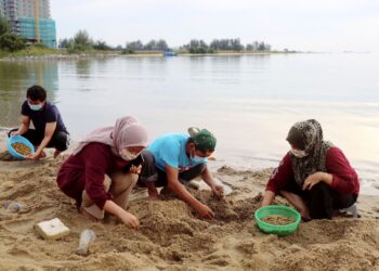 Pengunjung bersantai kawasan tepi persisir pantai mencari gali remis di Pantai Klebang, Melaka. - UTUSAN/ RASUL AZLI SAMAD